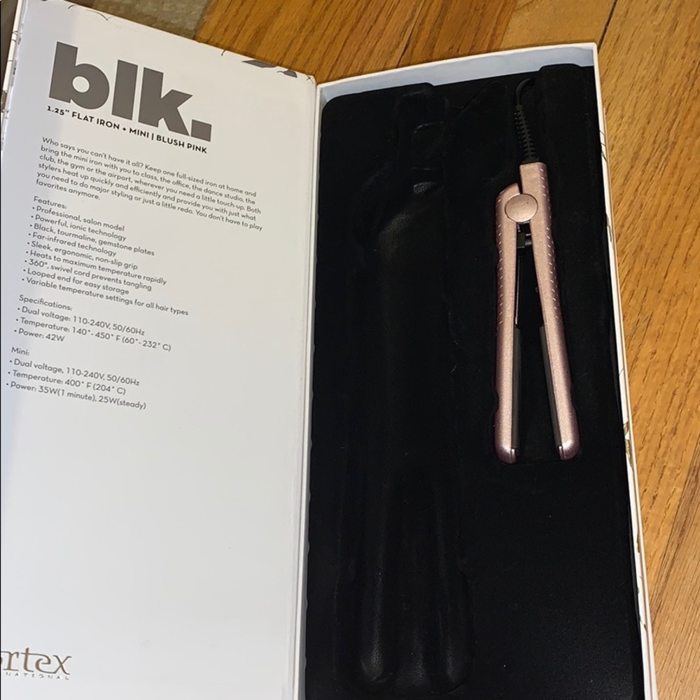 Mini blush pink flat iron